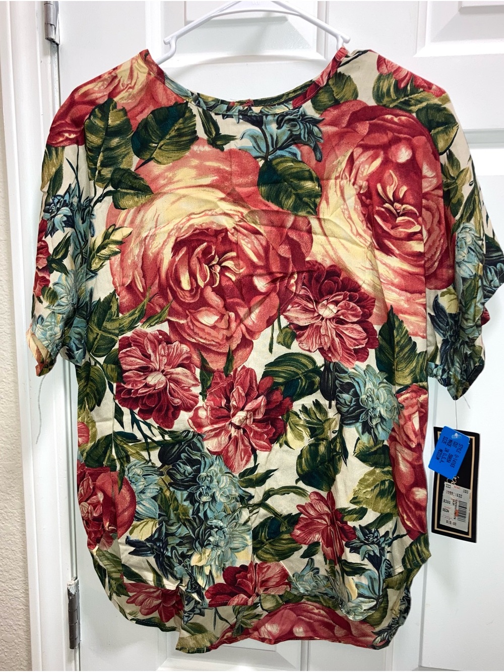 Intriguing Threads Women’s Short-sleeved floral rounded neckline Size Medium new